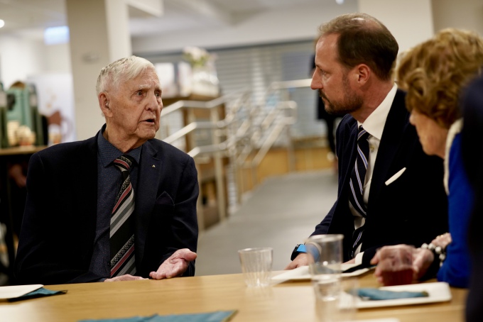 I etterkant av filmvisningen lyttet Kronprinsen til historiene til mange av dem som opplevde slaget om Narvik i virkeligheten. Foto: Simen Løvberg Sund, Det kongelige hoff. 